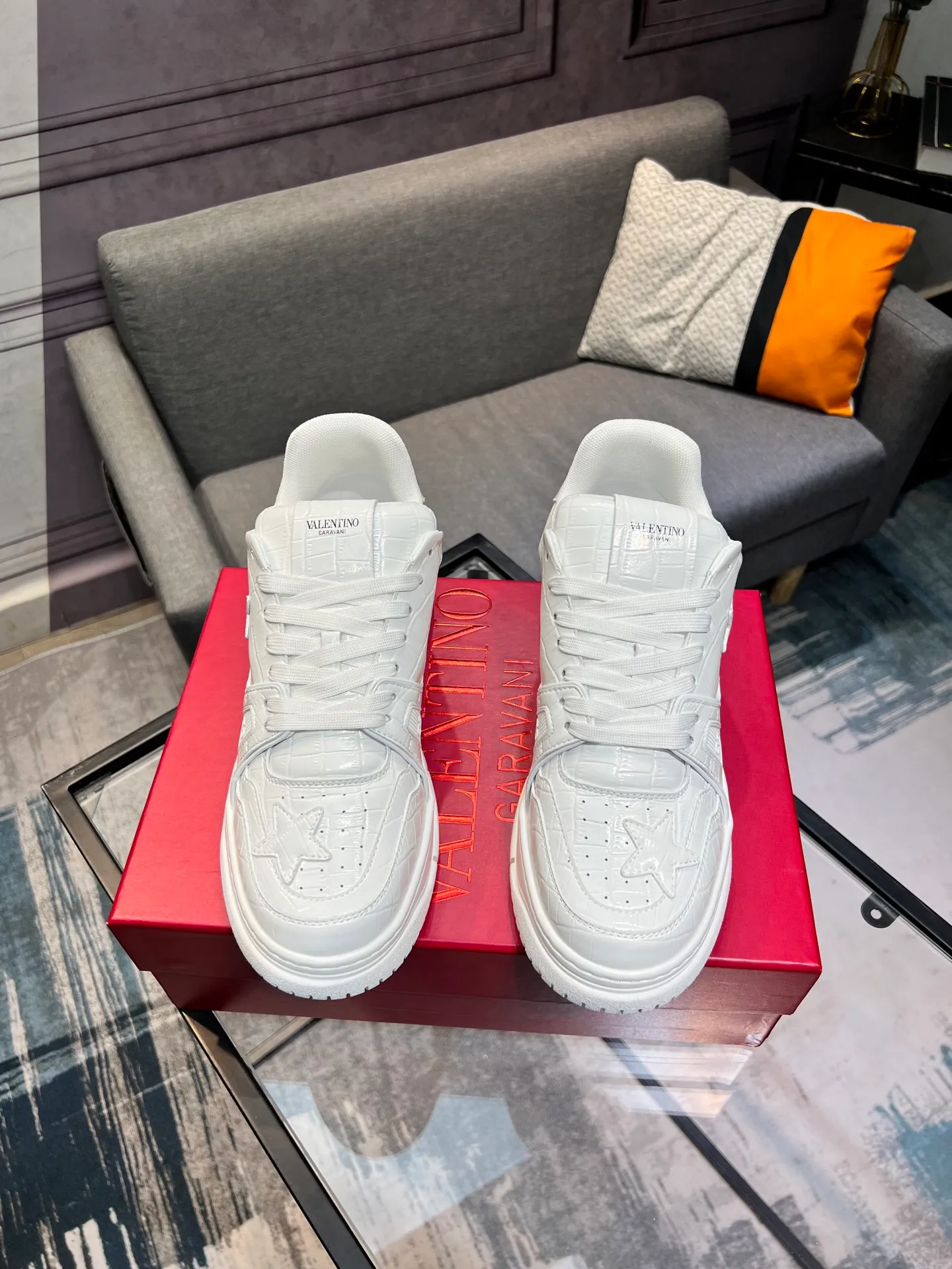 Men's Men's Shoes 💰660 Valentino 2023 early autumn new star shoes are now online! Wang Hedi and Ren Jialun have been worn by many celebrities. Who can refuse the same couple shoes as Wang Hedi! The design of Stars Stab My Heart is cool and spicy. The material of the shoes is cowhide, and every color is beautiful! Size 35-40, men’s size 39-44 (women’s 41, men’s 38, 45🉑️customized)